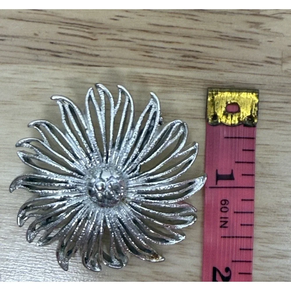 Vintage Silver Tone Flower Brooch Pin Daisy 2‎ Inches